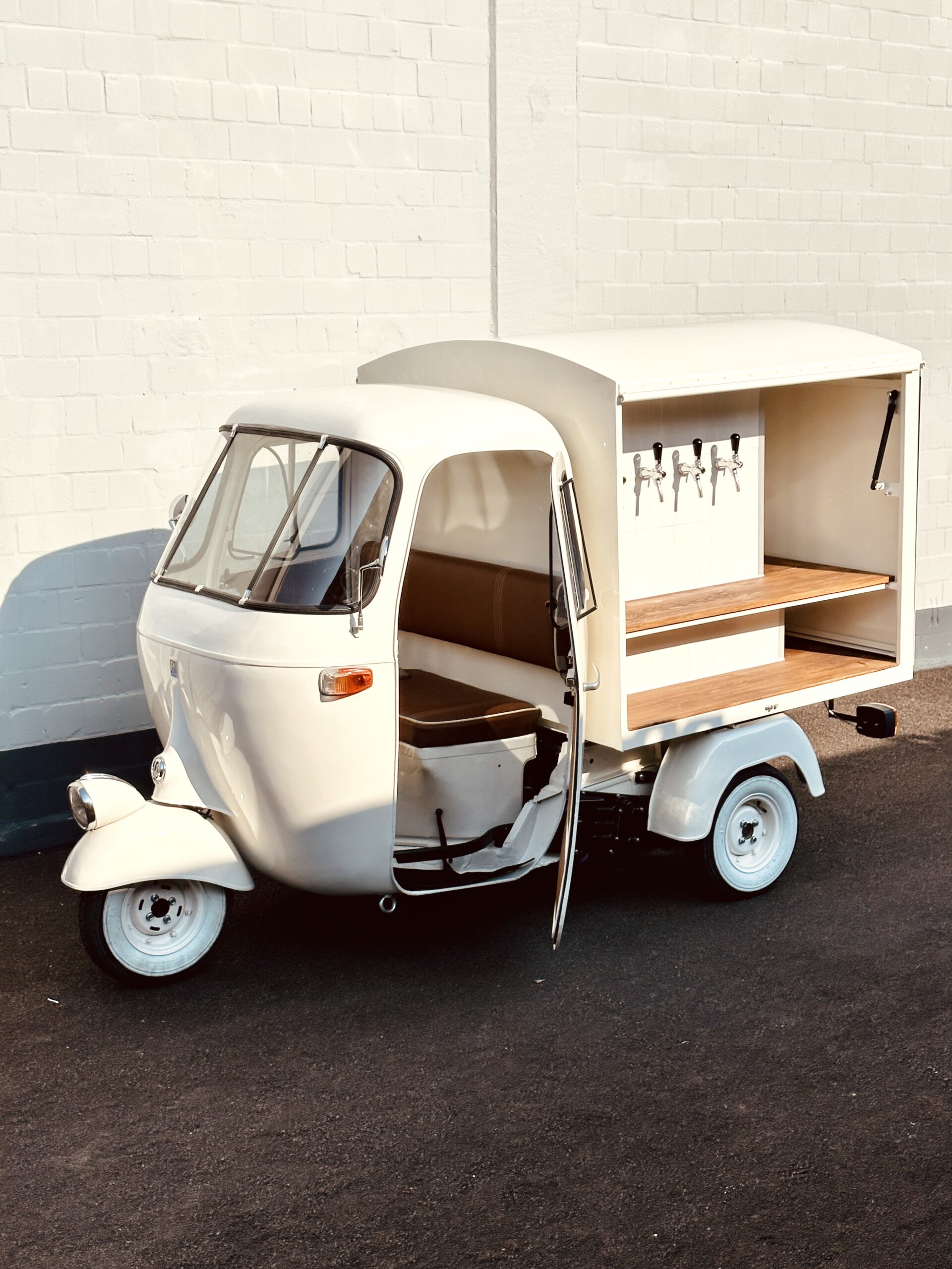 cockatils on tap with mobile Bar Piaggio Ape Bar